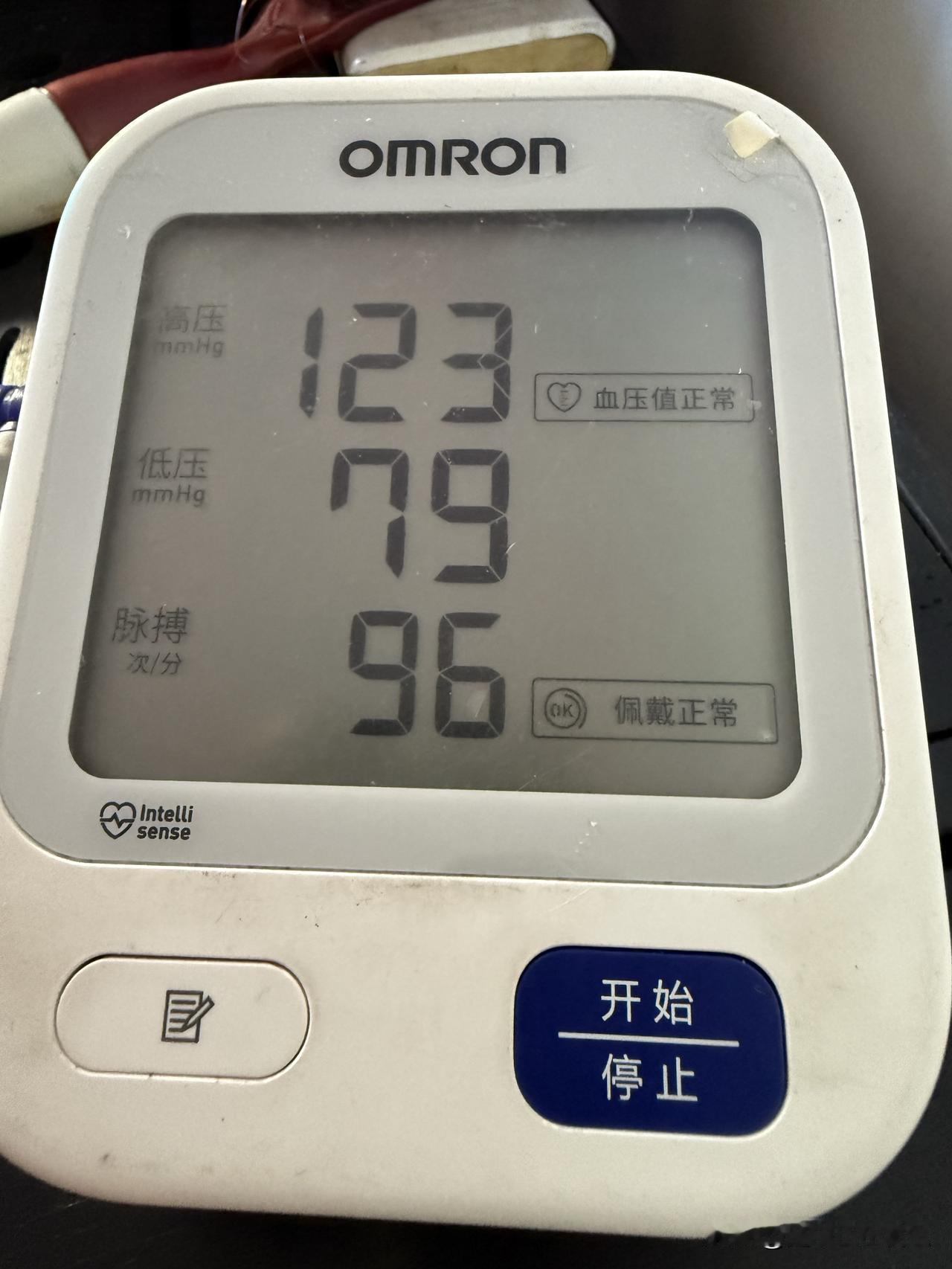 今天我乘车站了两个小时，然后又提溜重物走几百米回家，造成心率上升到百过百，所以心