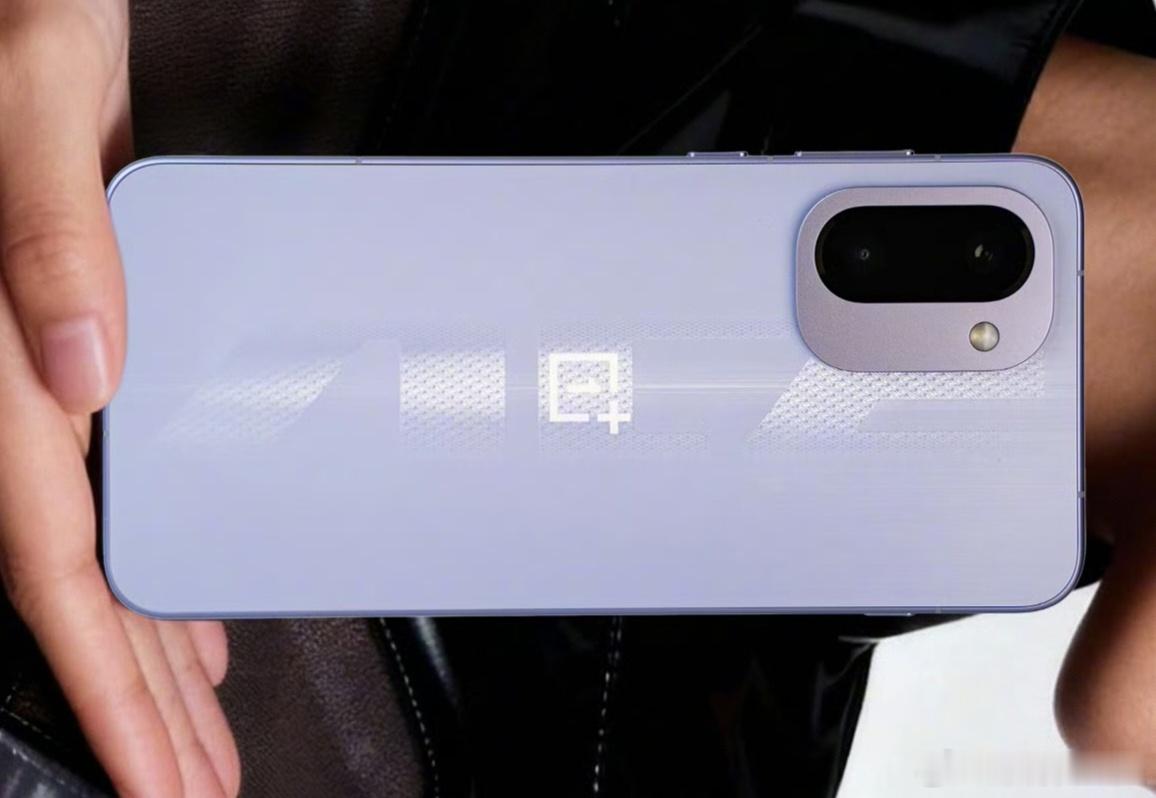 刚发现原来「电光紫」背部还有隐隐约约的ACE纹理设计，比Ace6把logo放在d