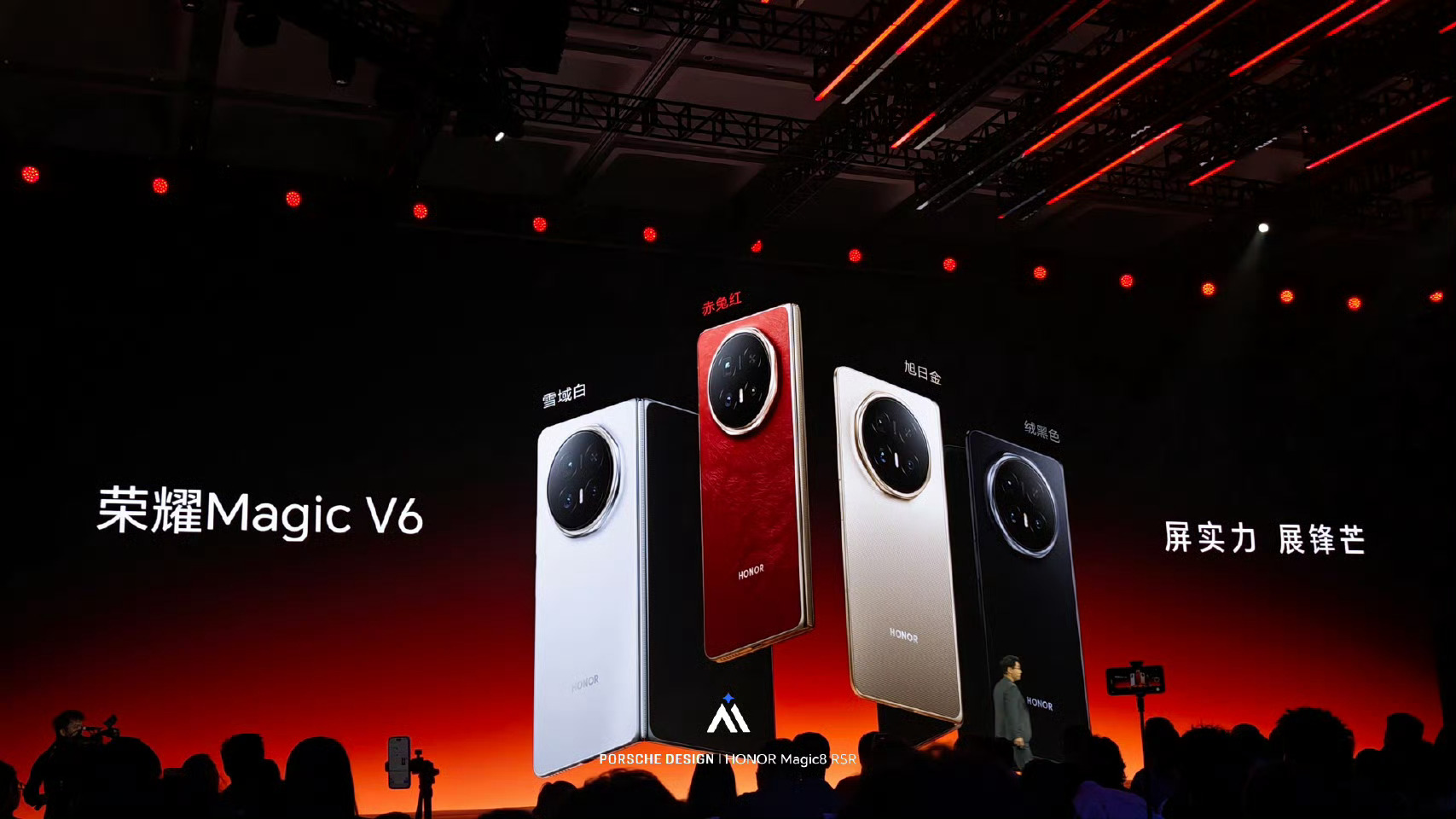 折叠屏轻薄这块，荣耀确实一直很稳。从Magic V2把折叠带进毫米时代开始，轻薄