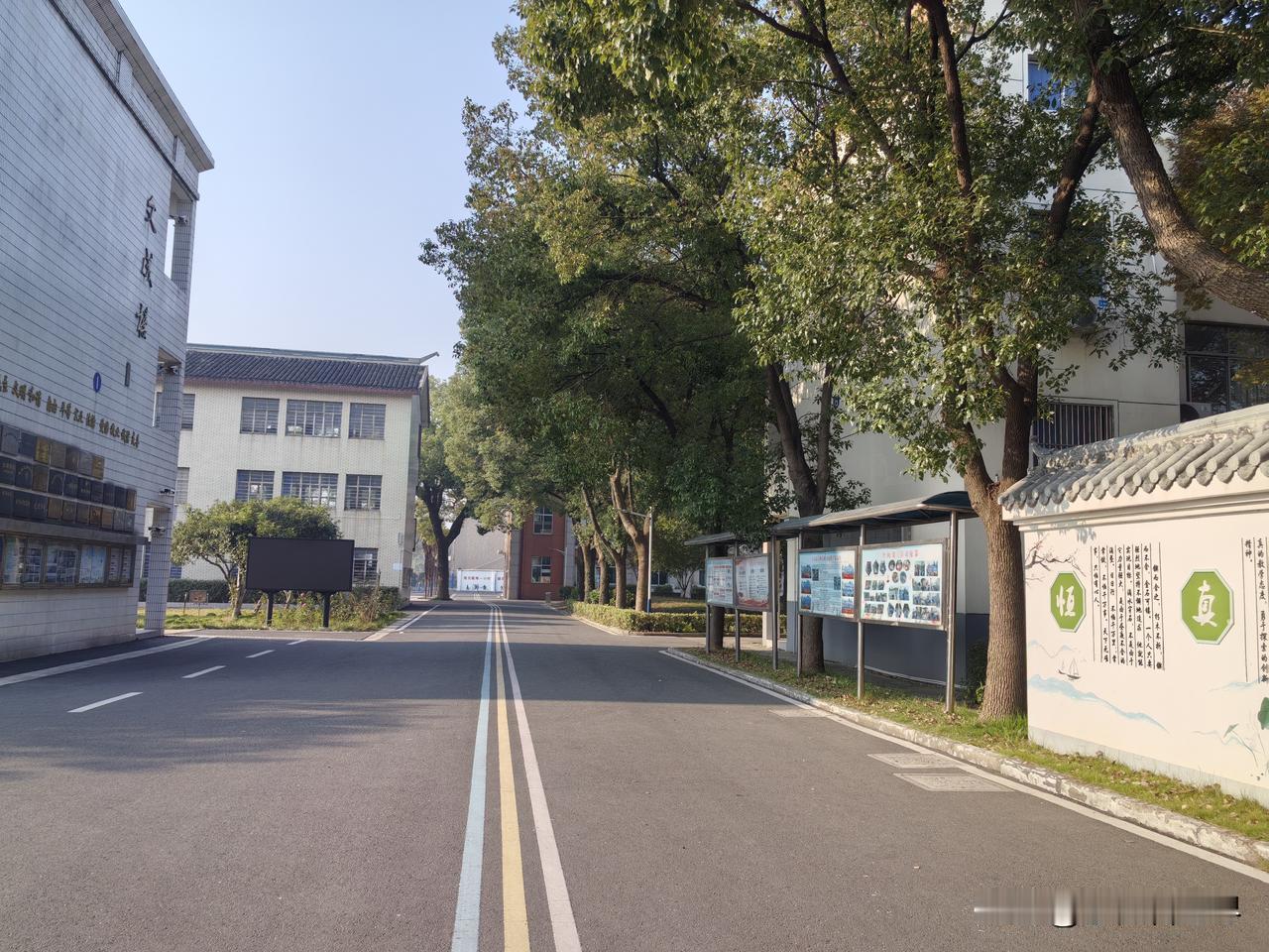 就问你们，退休时你们单位有没有欢送仪式？来看看我们学校的退休仪式吧！

会场布置