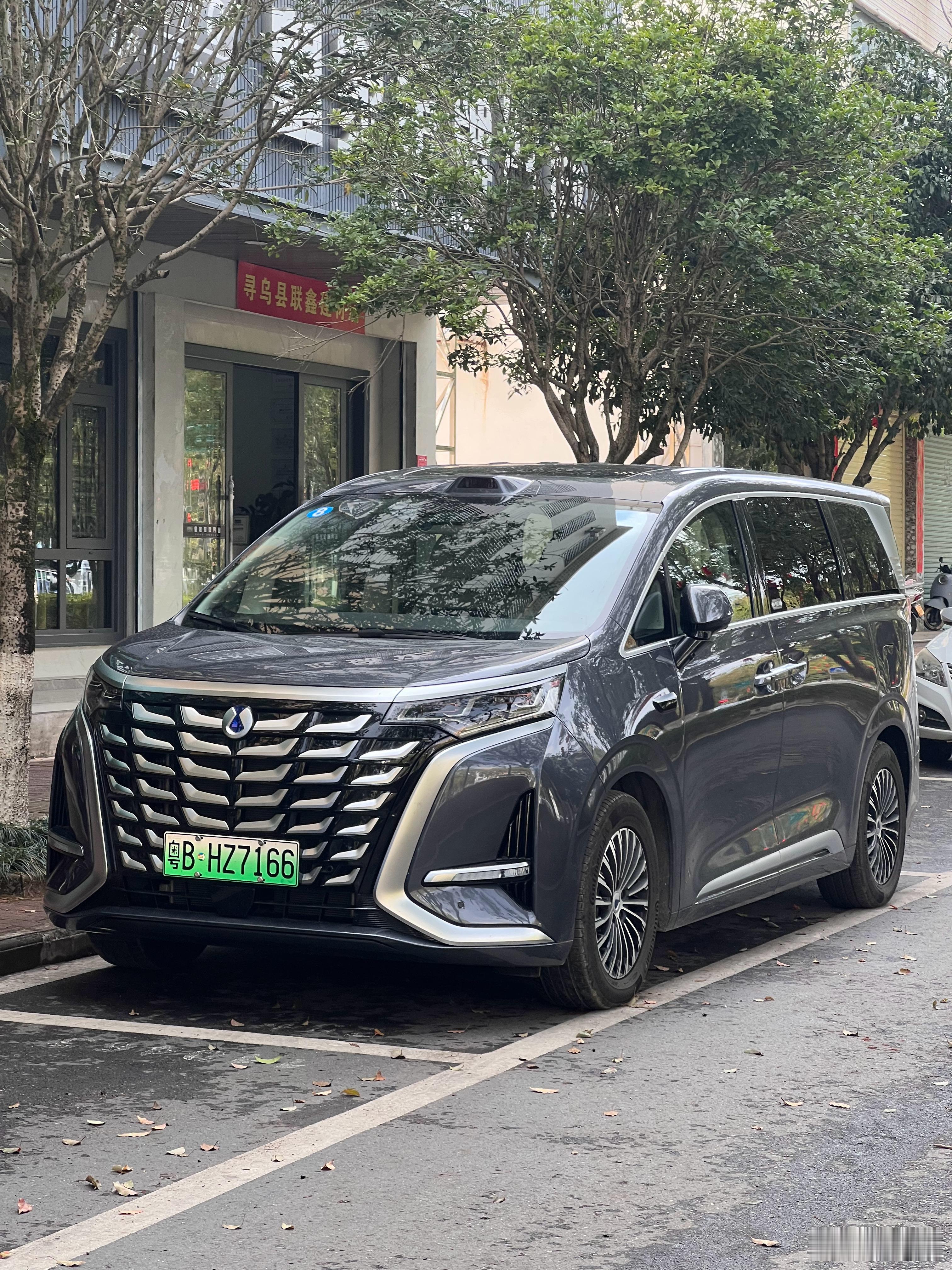 很久没有编辑微博了新春品牌方给我安排了辆腾势D9基础版这款车连续三年获得新能源M