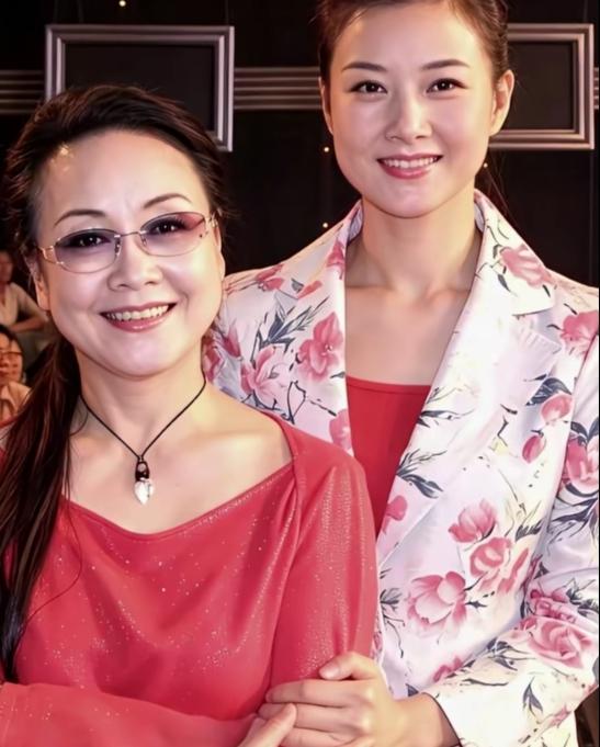 谁能想到，这张老照片里笑靥如花的俩人，竟撑起了中国民歌界大半壁江山？你看李谷一老