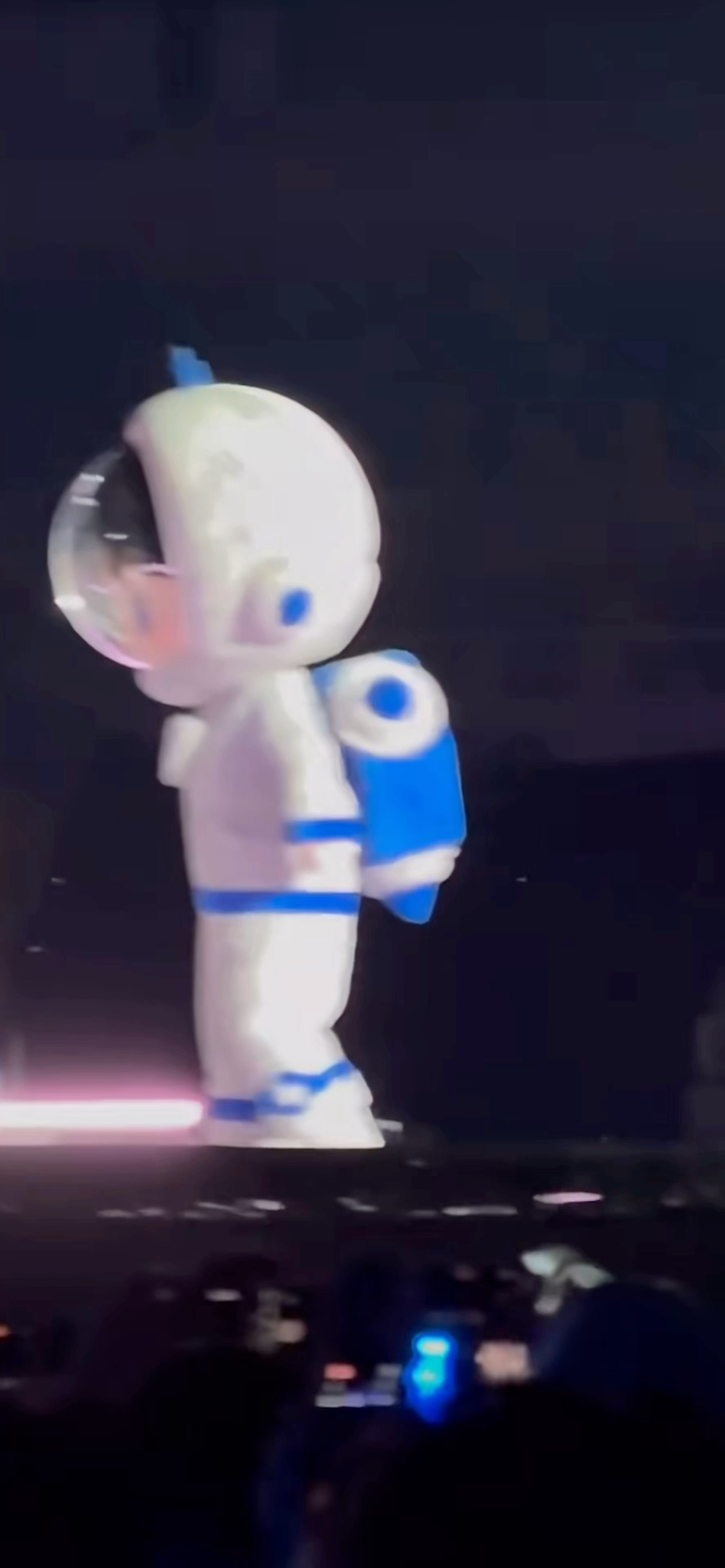 我们宝宝就是这么的萌这么可爱被忽视了要跺脚还要蹲下还要哭哭😁看到爸爸路过就是要