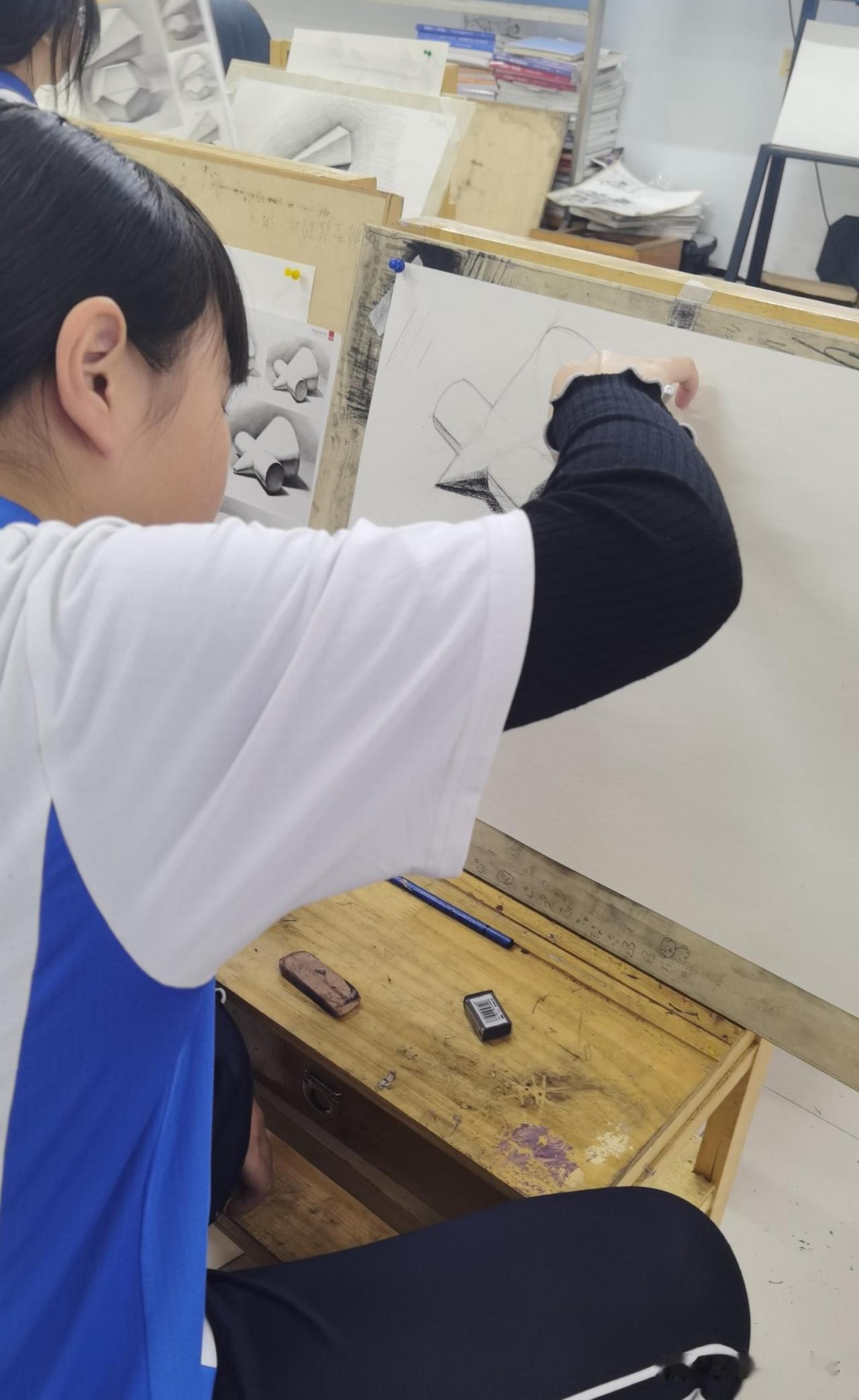 放假比上学还累？
这届中小学生的暑假，正在被 “预制课” 彻底掏空。

所谓 “