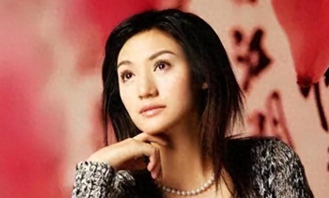湖南卫视主持人梁艺瘫痪22年，她征婚只提一个条件：“能推轮椅就行”。可就是这个看