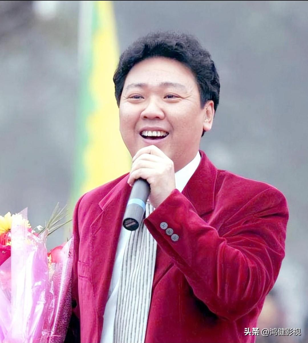 他曾在80年被誉为''东方金嗓子''，红的无法形容了，谁也没想到，就在事业最当红