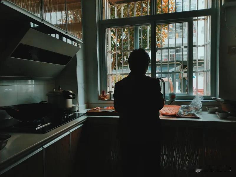 当然是女儿家，尽管都说养儿防老，实际儿子照顾父母根本不行，儿媳妇又没有义务照顾公