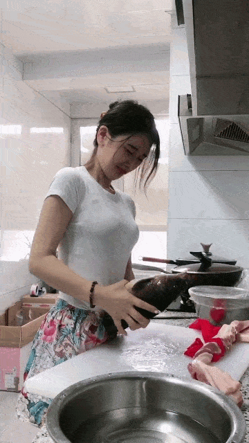 美女啊
不是我说你
咱要不会做饭
就别在那杵着了[捂脸]