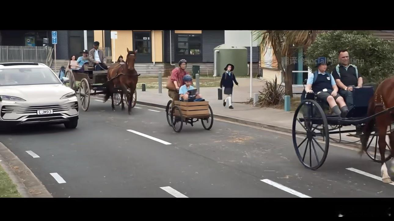 比亚迪在国外的广告有点意思，马车和电车的对比：“突然间，其他一切都显得过时了”。
