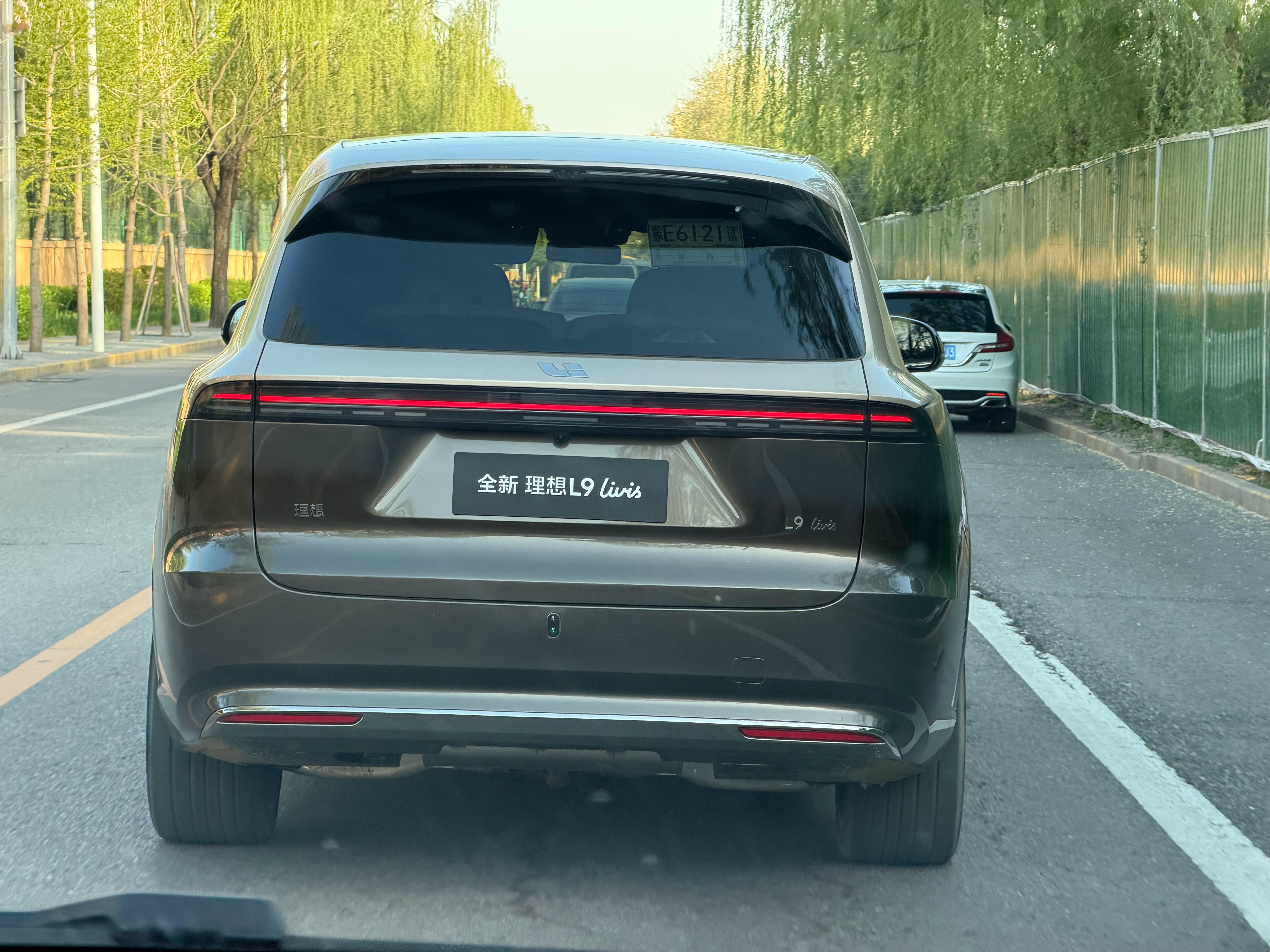 家门口碰见全新理想L9无伪装实车，车尾修改的不错，一眼就能看出是新款。 