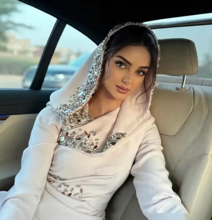 伊朗精英们最近挺忙的，一边在波斯湾跟美国大兵玩猫捉老鼠，另一边却在悄悄派大人物跑