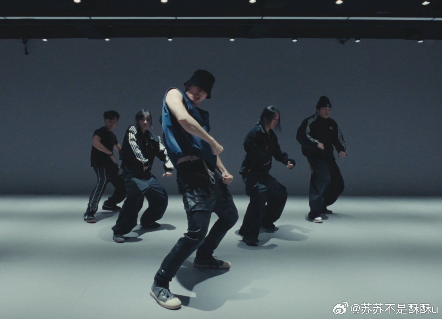 姚琛被姚琛狠狠圈粉！舞蹈张力拉满还能无缝变魔术，技能点满格，舞台惊喜感爆棚，谁能