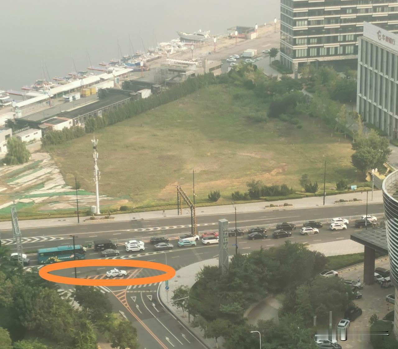 今天早上早高峰时间到现在7:40 ，东港商务区国际会议中心附近，道路交通压力较大