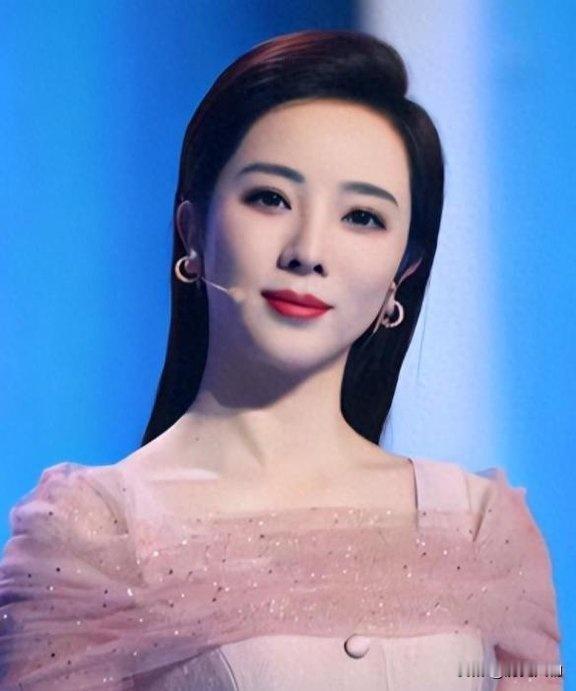 李思思于2023年10月9日在社交平台发文“难舍最是揖别日，丝丝杨柳谢东风。十三