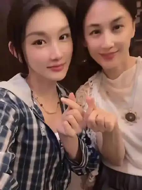 近日在《再见爱人》节目里，网友扒出了杨子深夜视频的女主角，是22届环球小姐中国总
