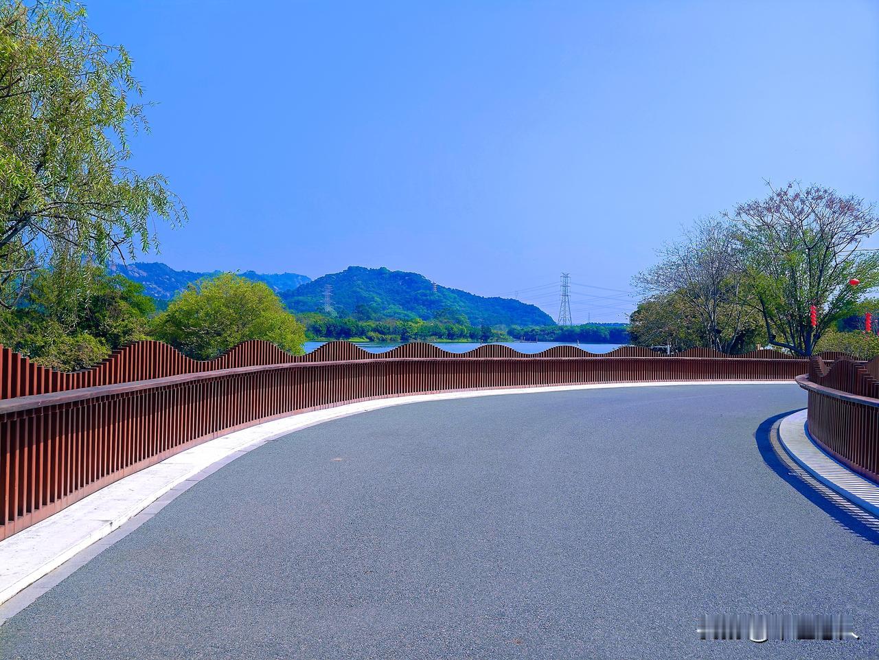 最近福建省漳州市要举办文旅大会，客人要来，主人要打扫干净，美化环境，开门迎客，很