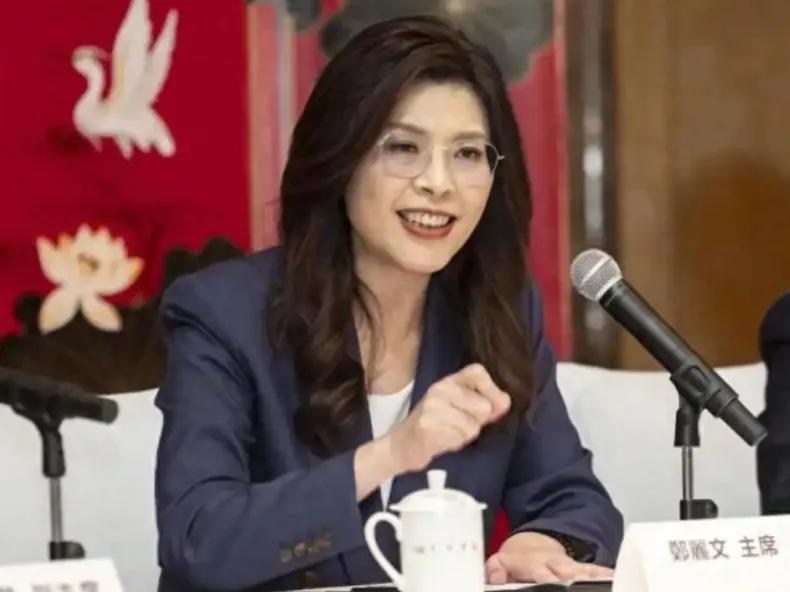 郑丽文坚持九二共识、反对“台独”，积极推动两岸交流对话，为缓和台海紧张氛围、恢复