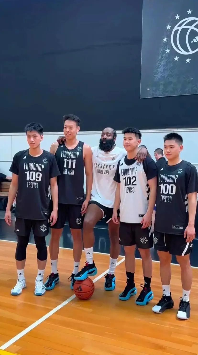 哈登作为阿迪达斯代言人，这下可是真的露脸了！

在欧洲篮球训练赛，哈登和4名中国