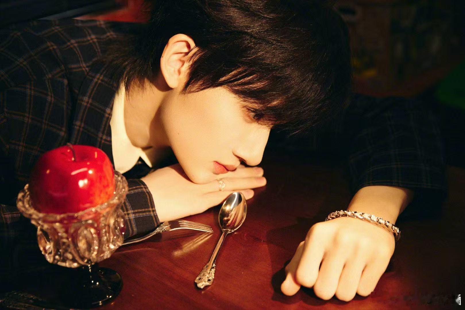 余宇涵北京国际电影节造型 余宇涵这次北影节造型真的帅得很自然，清清爽爽不刻意，身