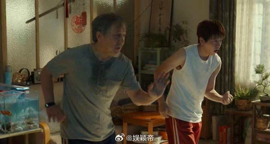 成龙忘东西这段不像演的 看预告直接被成龙这段演哭了！从动作之王到健忘老人，他完美