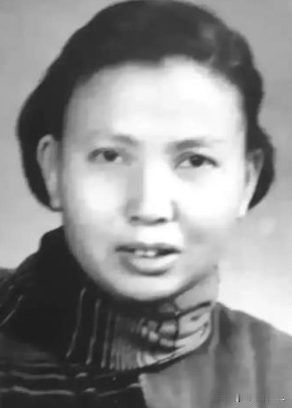 1941年，21岁的女战士莫林被活埋前，敌人竟突然问：“你认识莫林吗？”莫林一听