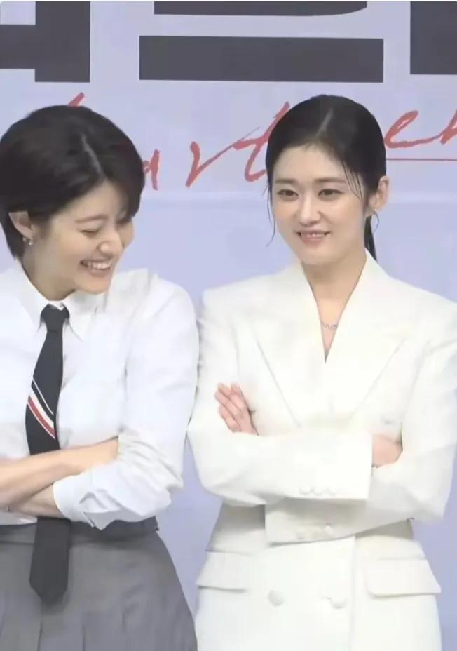 张娜拉是一位才华横溢的韩国艺人。
 
她在演艺道路上展现出了多方面的才能。以歌手