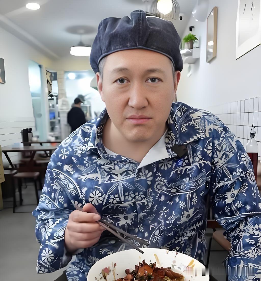 这一位男明星太接地气了，一个人在小饭馆里面吃饭，身边没有工作人员跟着，安安静静地
