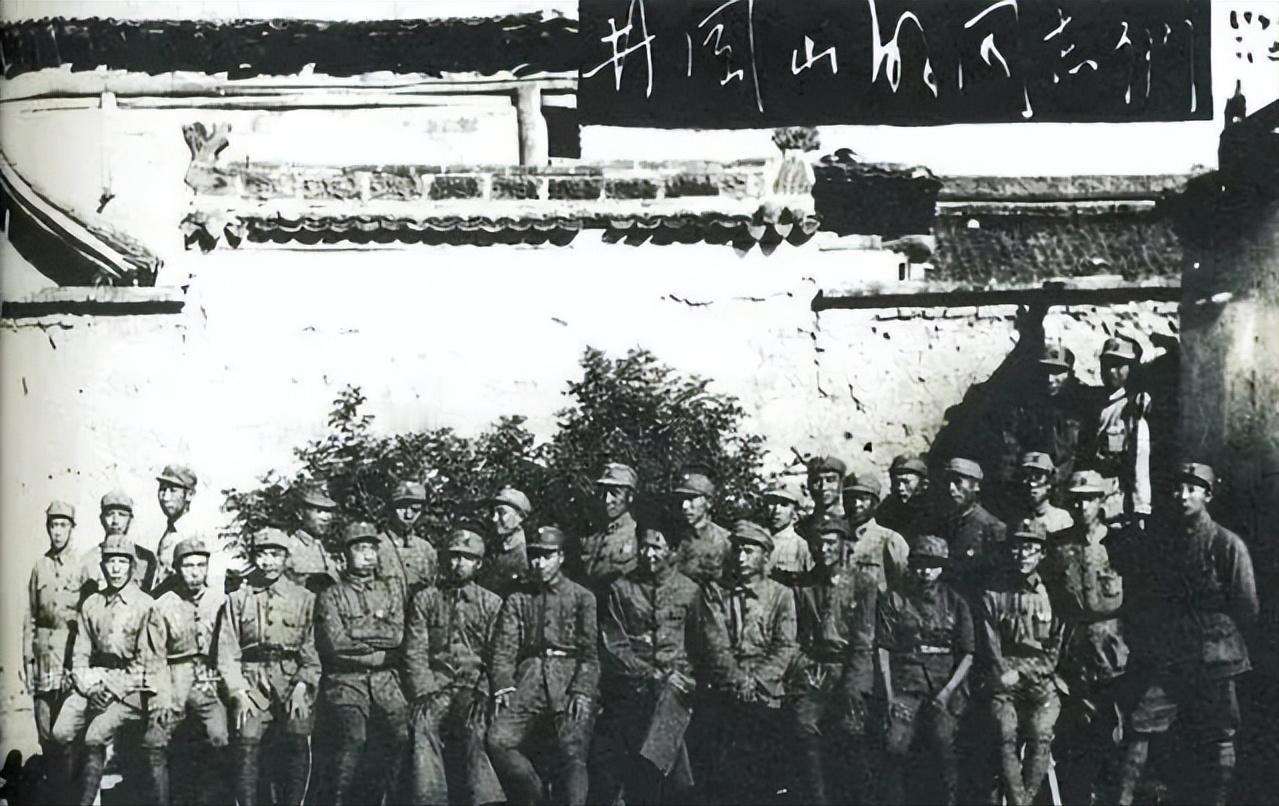 1980年，广西南丹县一位老篾匠偶然在报纸上看到了原北京军区副司令韩伟将军的名字