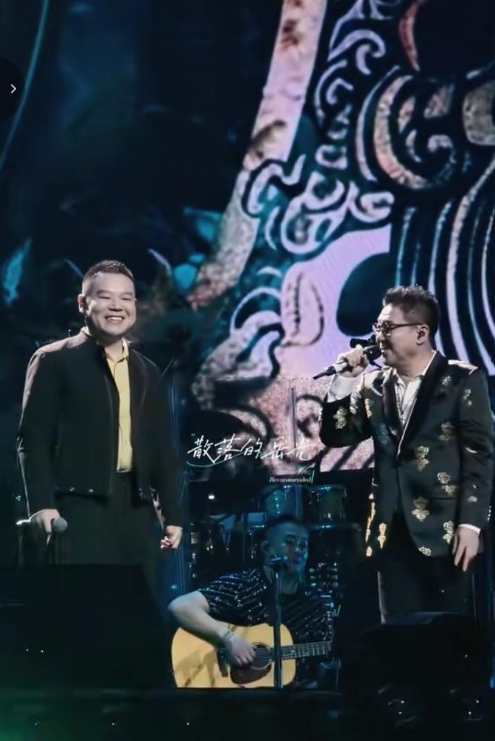 哈哈，爆，爆，周六张云雷南京演唱会爆火，而岳云鹏则当嘉宾助唱姜育恒演唱会大开心。