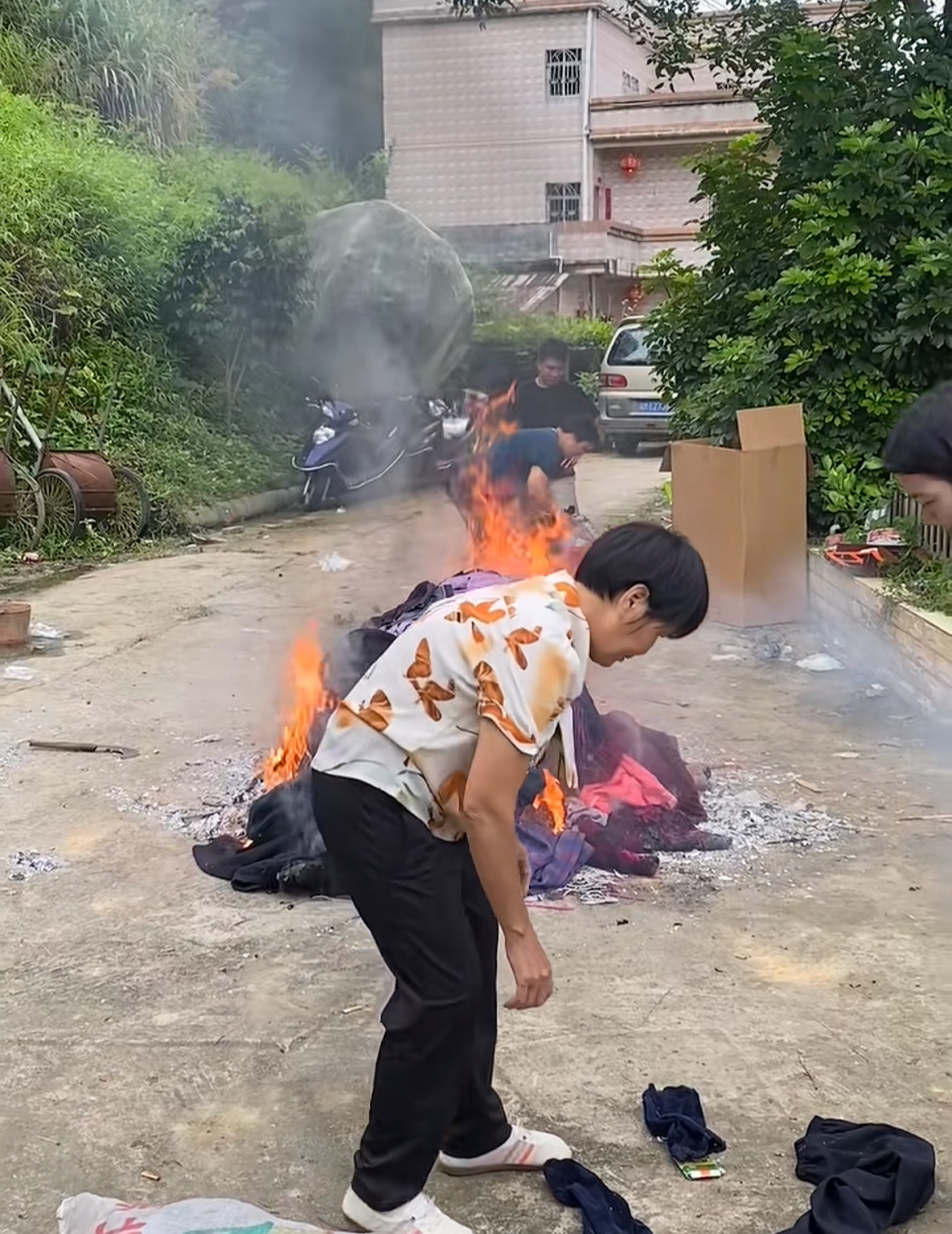 我才理解，人一旦死了，生前穿过的衣服，盖过的被子，睡过的床，用过的洗漱用品，都会