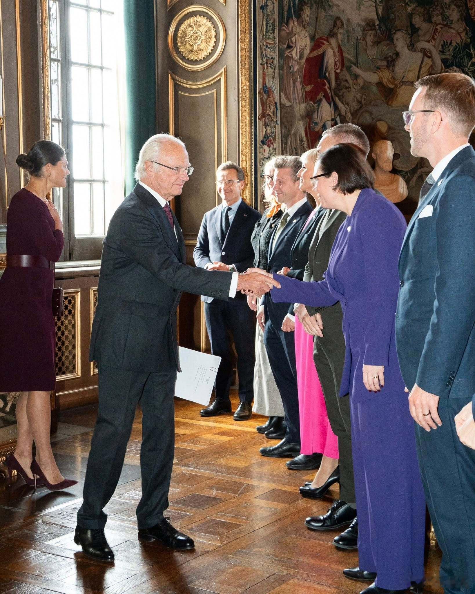 瑞典王室 🇸🇪9月29日，卡尔十六世·古斯塔夫国王和维多利亚王储出席政府会议