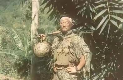 1985年，我军侦察员隆志勇乔装过境侦察，与巡逻的越军擦肩而过被认了出来。越军扭