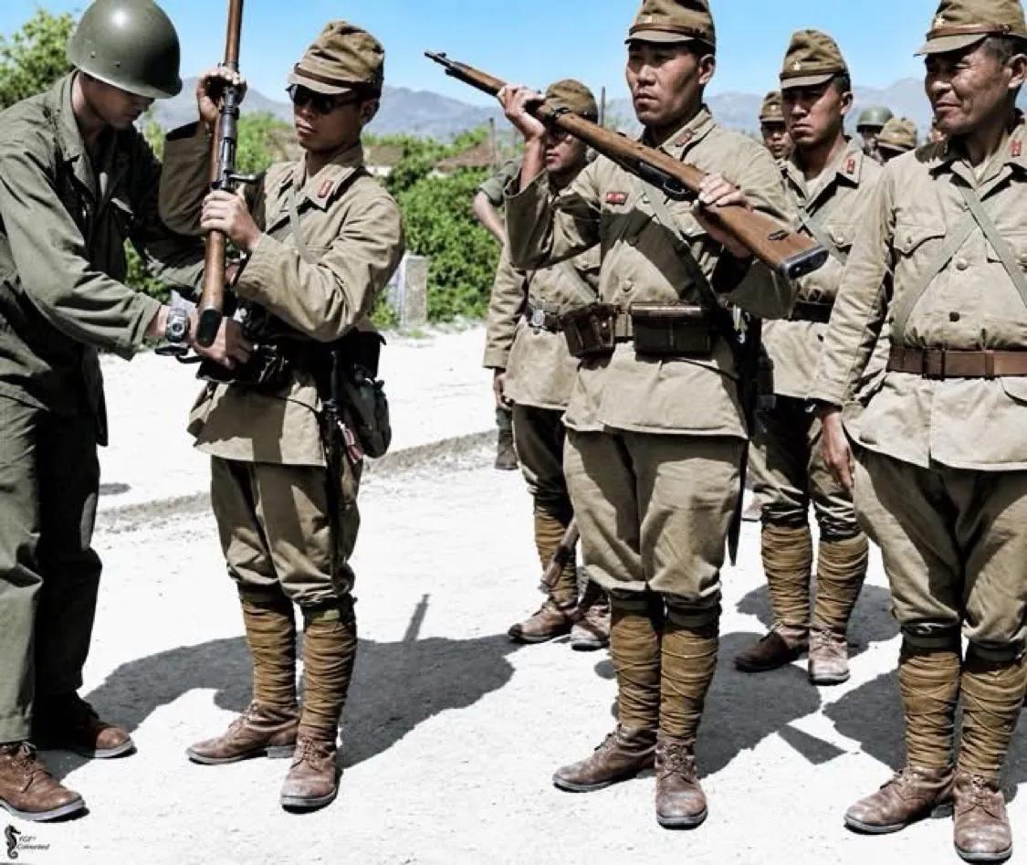 老照片： 1945年9月，日本士兵在朝鲜被美国士兵解除武装并登记，然后遣返回日本