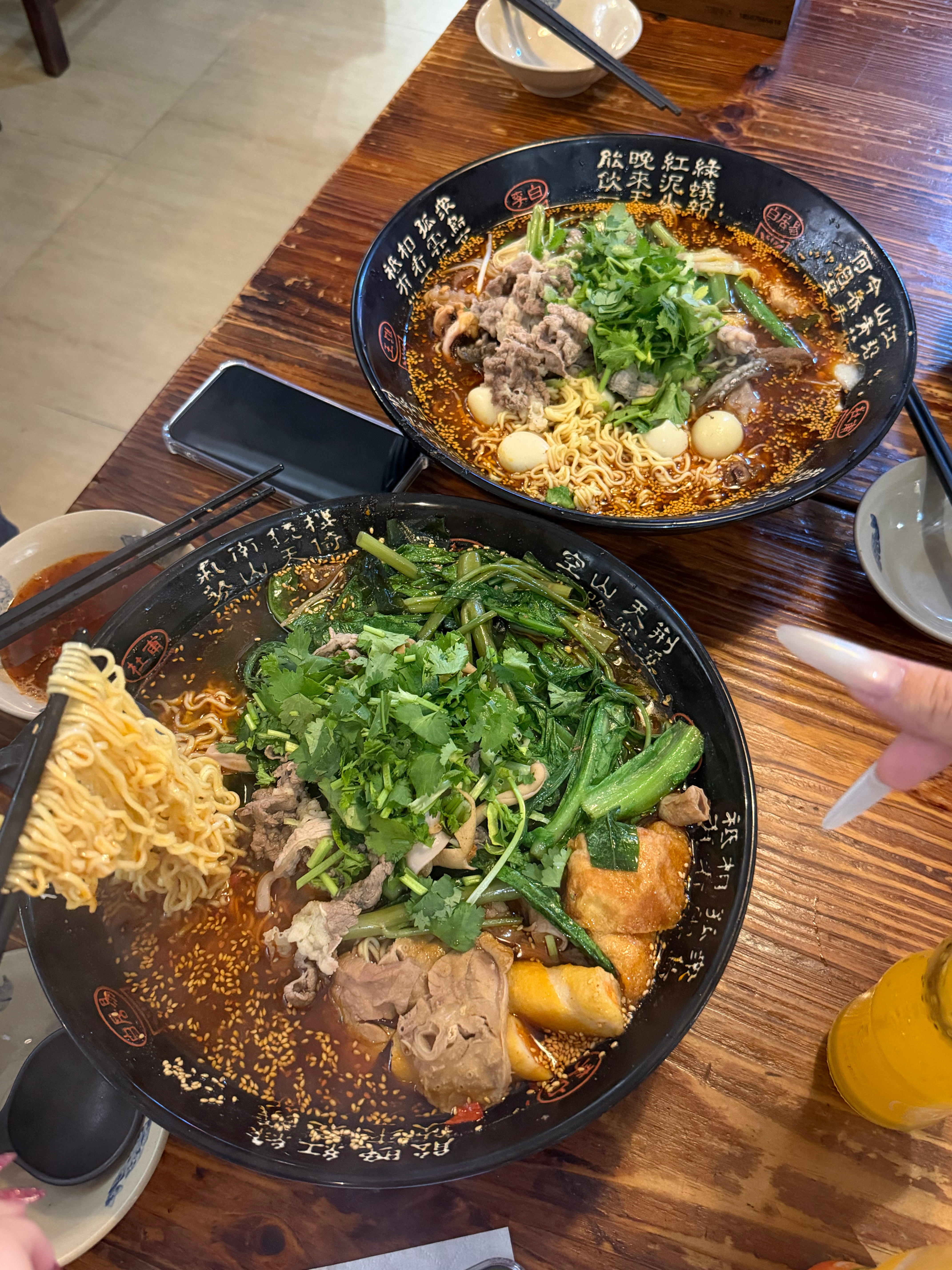 因为黄豆天天在家母鸡蹲。感觉他好像很难受。今天就带他去看了医生。在楼下还遇到了他