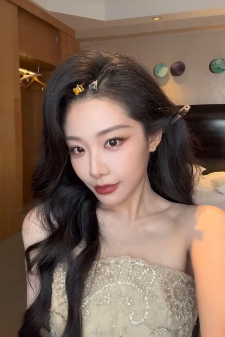 喻言在飞机上化百花奖红毯妆容喻言在飞机上化百花奖红毯妆容！喻言自己化的百花奖红毯