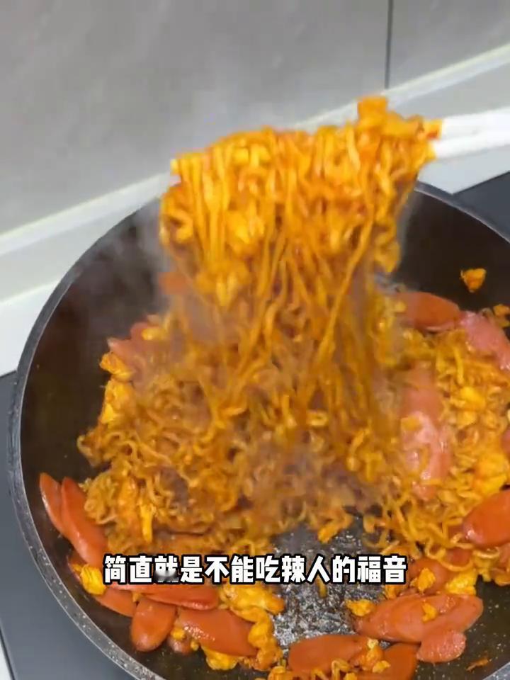 火鸡面神仙吃法，怕辣星人直接狂喜。
我就说美食界离不开你们这群老吃家吧，怕辣又喜