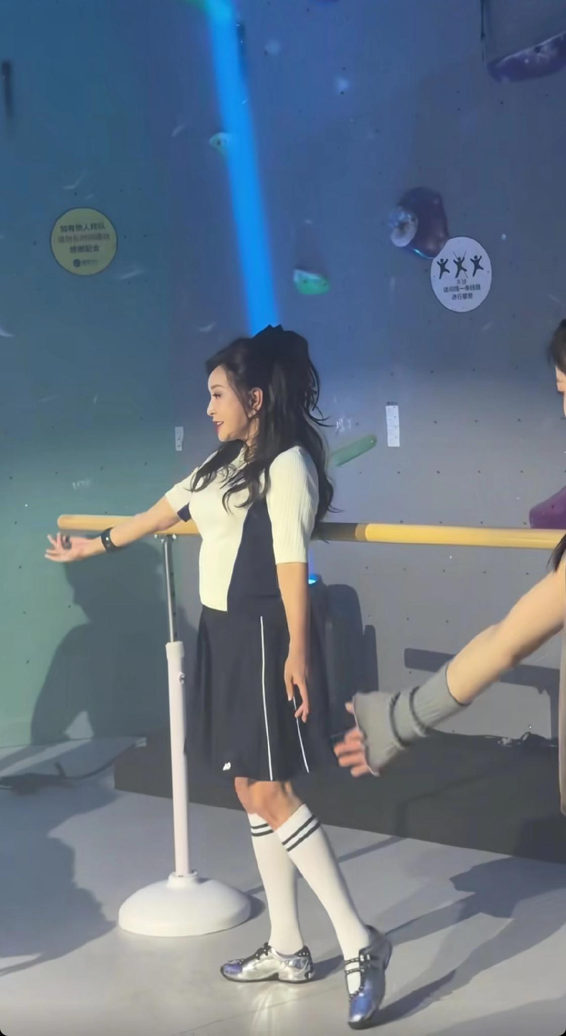 刘晓庆，让许多人惭愧了！
​4月1日晚上，75岁的刘晓庆，
连夜冲上了热搜，这一