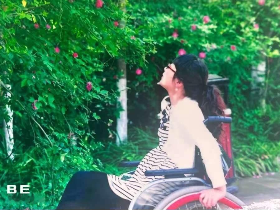 女警高位截瘫19年，用轮椅上的微笑照亮人间。

偶然读到公众号《在我身上，有一个