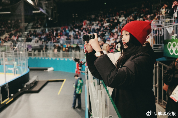 【#关晓彤奔赴意大利为中国队加油#】一顶亮眼的红色针织帽，搭配简约红色卫衣。关晓