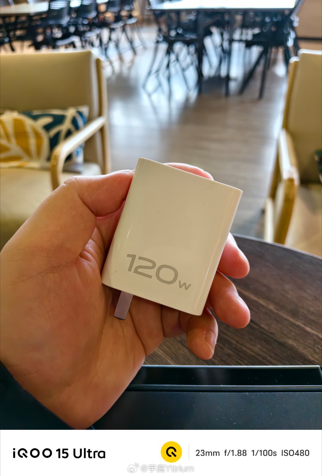 iqoo给客户演示项目方案，小兄弟忘了带电脑的充电头。用的我随身带的iQOO的充