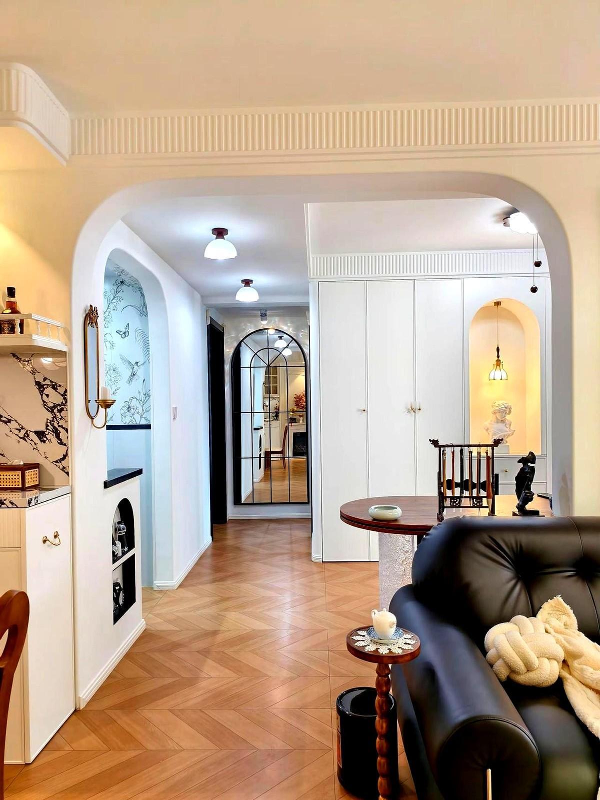 “穷装”也能秒变法式小豪宅？

推门那一刻，真香。

别被石膏线价格劝退。

P