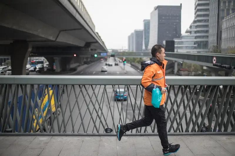 给大家讲讲怎么跑众包。有人跑众包一天能挣 300 块，有人累死累活一天才 200