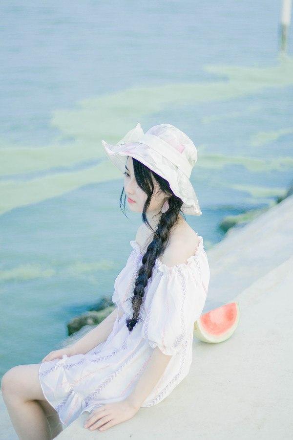 海边少女与西瓜的夏日时光🌊🍉美女欣赏图片 分享美少女倩影 海边元气少女