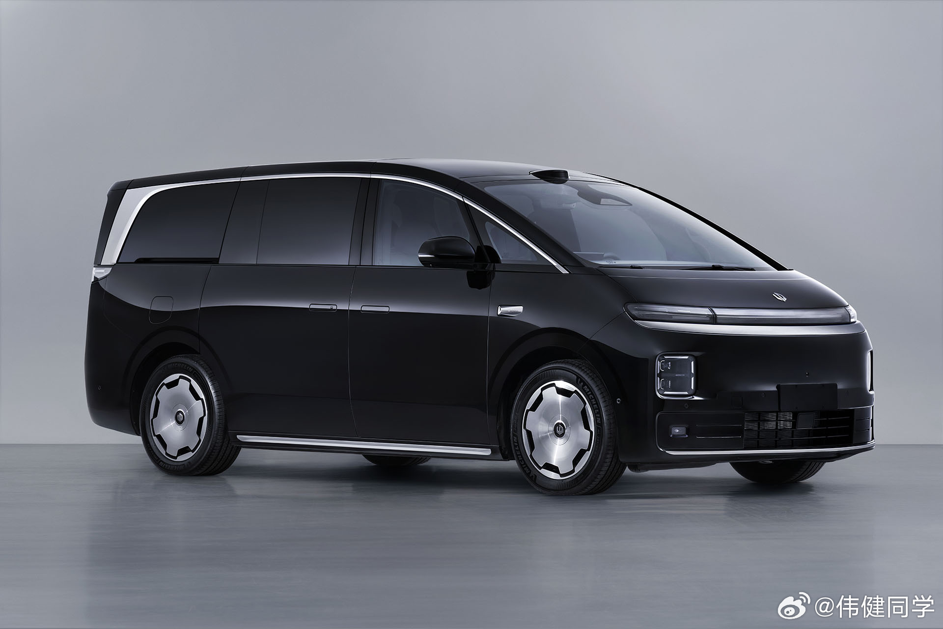 零跑D99的车内布局有点意思，三排采用类似X9的折叠方式，可以实现纯平地台这也是