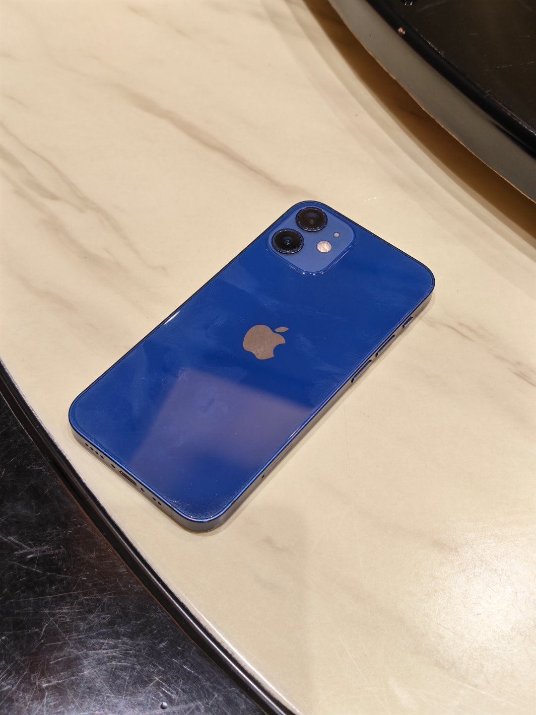 昨天看见朋友还在拿着iPhone12mini当做主力机，这么小的机子，结果人家问