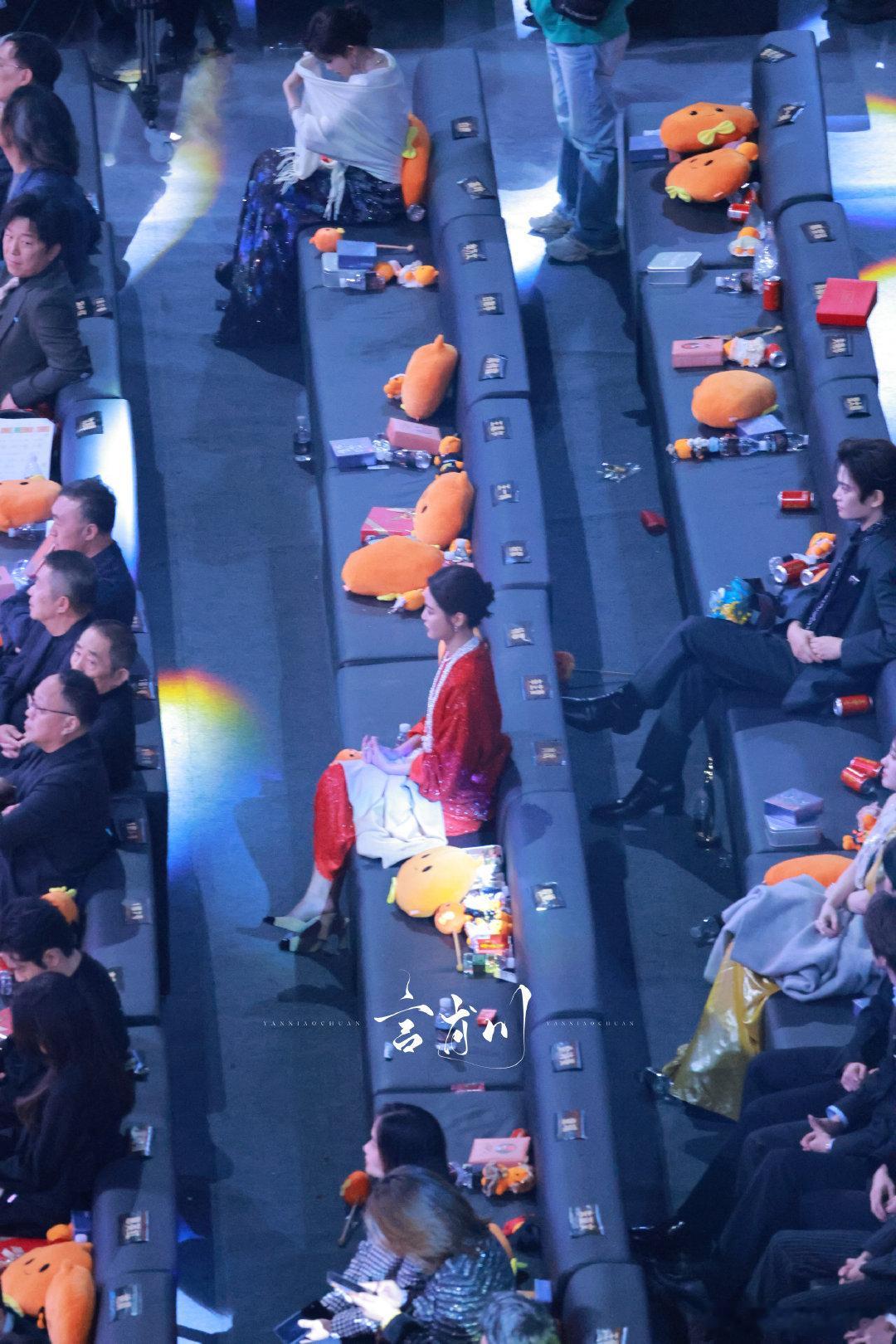 一时间不知道谁更丢人了  硬要和女明星撕座位 人家直接坐上去了 