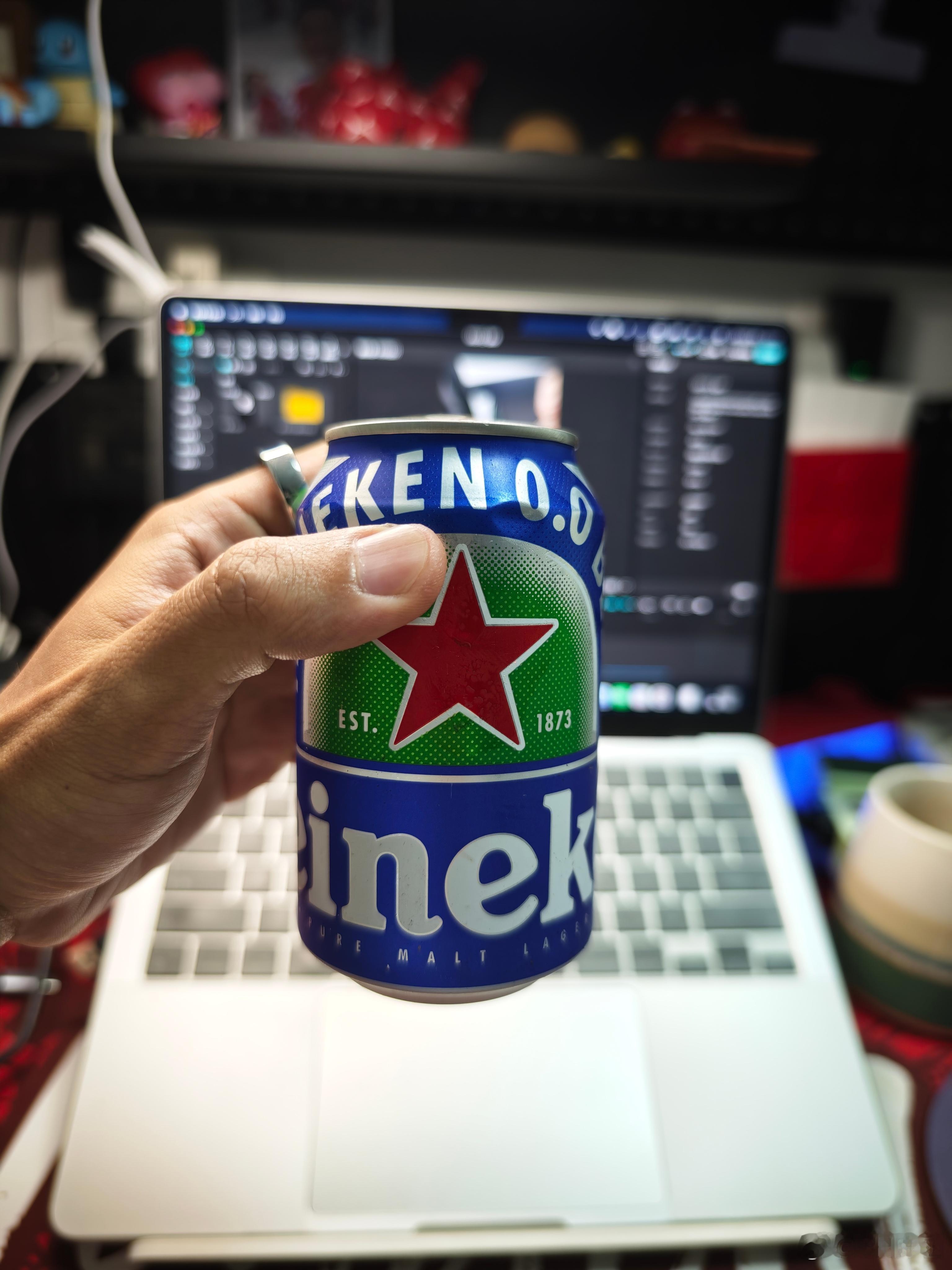 开罐NIOLife买的无醇啤酒🍺，接着干活喝着还不错，是正经啤酒味，淡淡的麦香