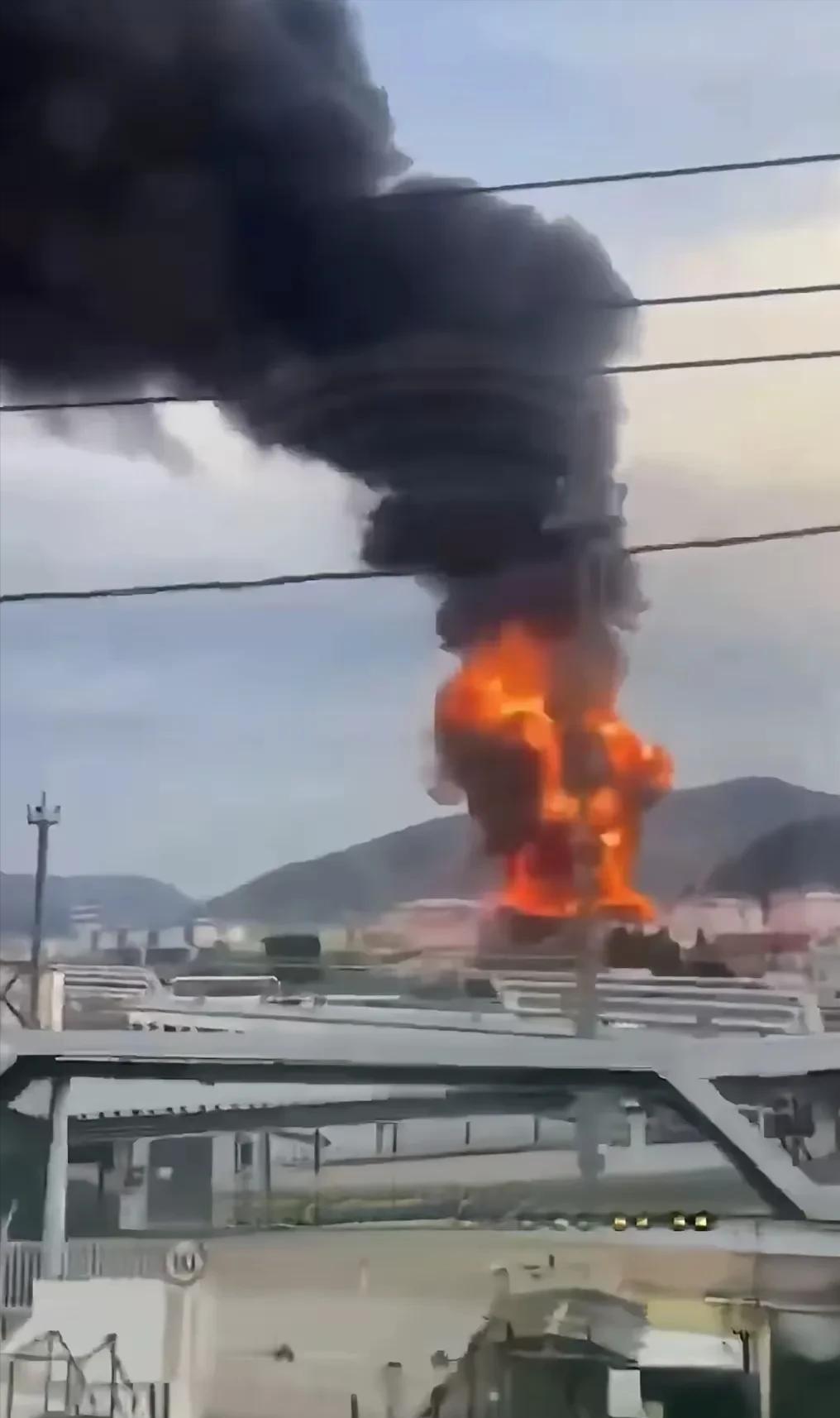 突发！乌军无人机深夜突袭俄战略油港 黑海沿岸炼化基地燃起蘑菇云

俄乌冲突新动态