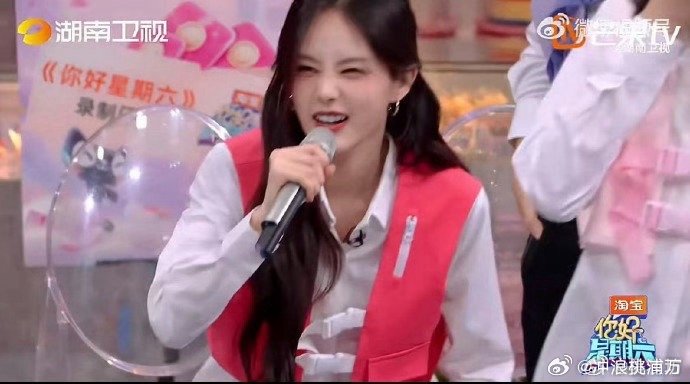 李一桐凑热闹的心达到顶峰李一桐演我凑热闹哈哈哈哈哈！前一秒还因腰伤扶腰皱眉，后一