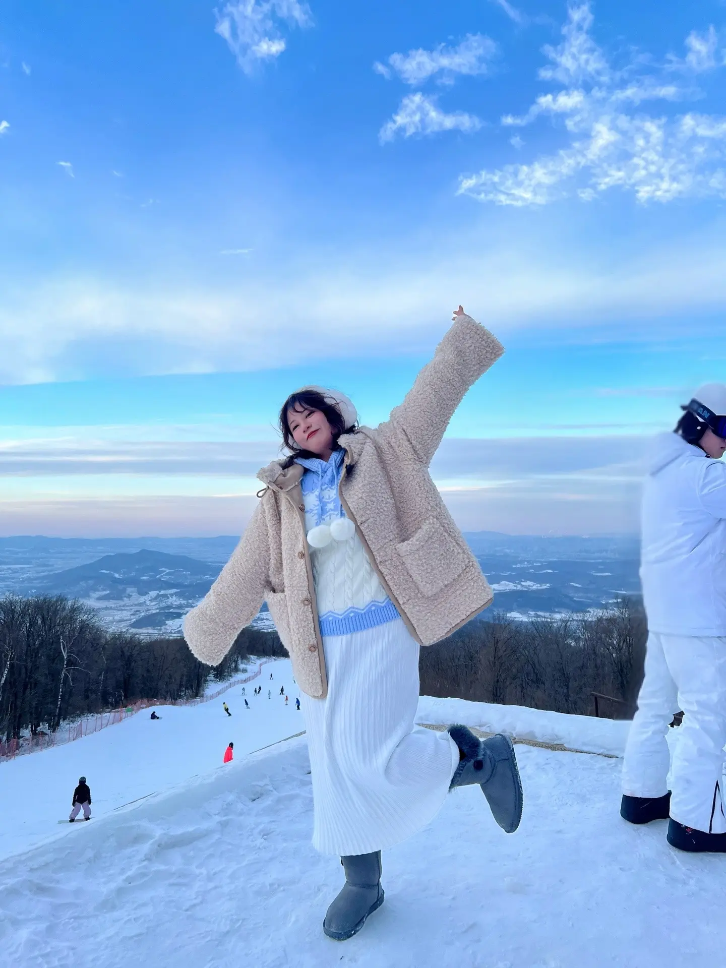 冬日余晖，雪影婆娑。在这片银白色的世界里，夕阳的绚烂色彩与枯枝交错，勾...